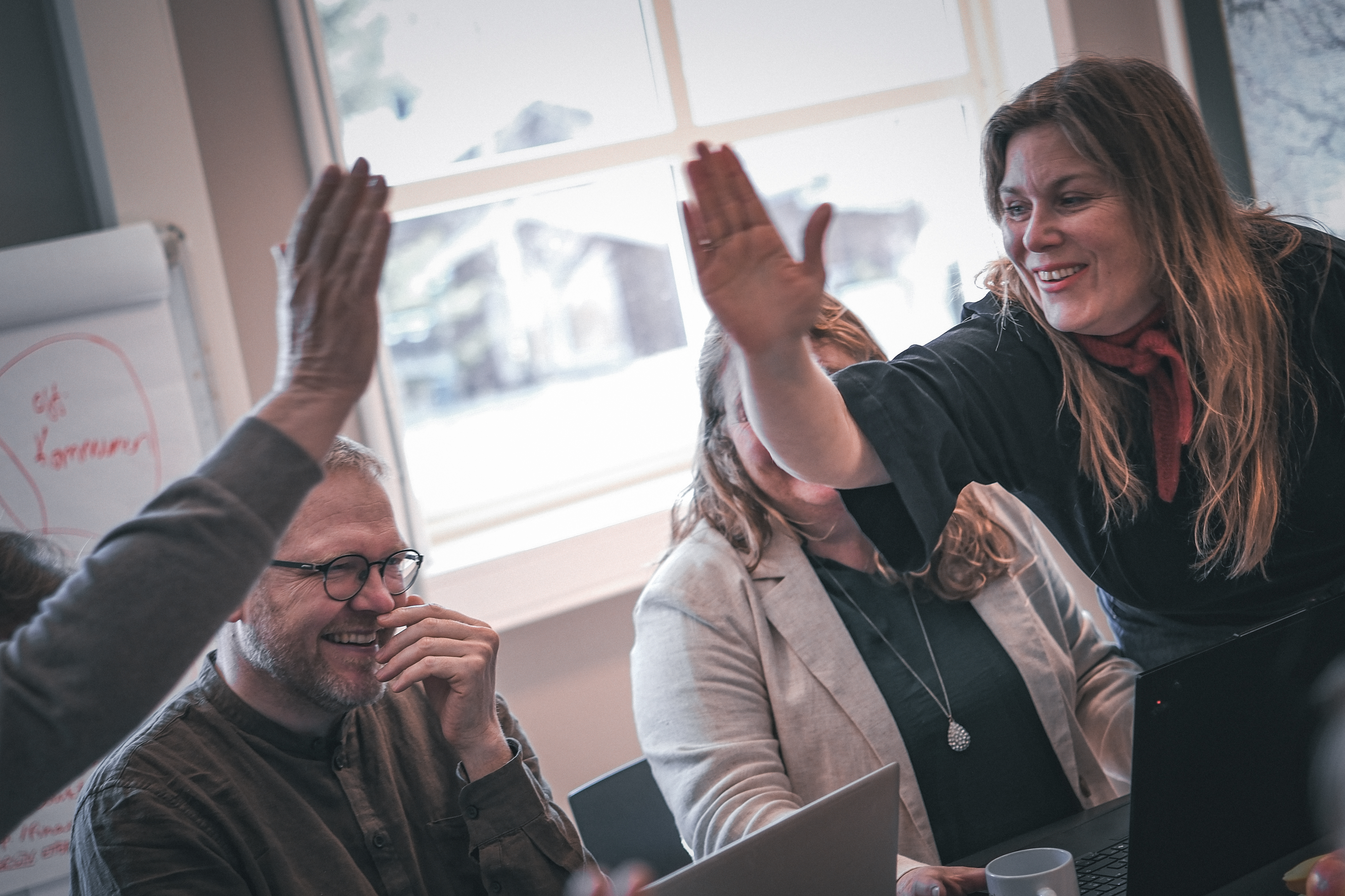 High five på kontoret
